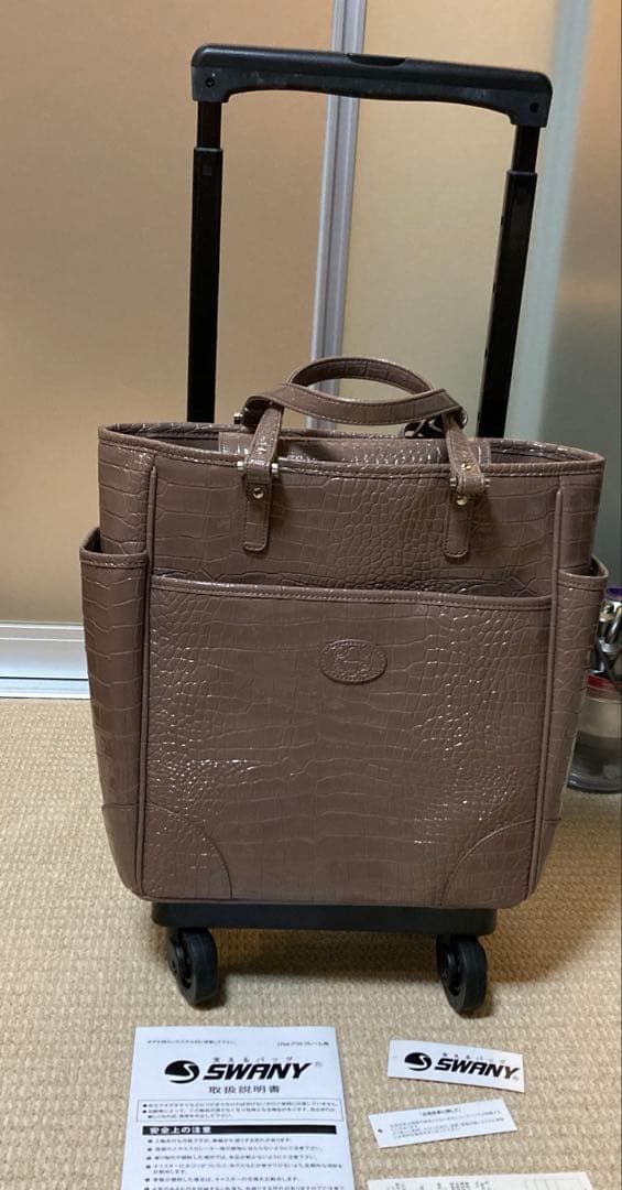 SWANY 支えるバッグ　つやつやクロコ調トート