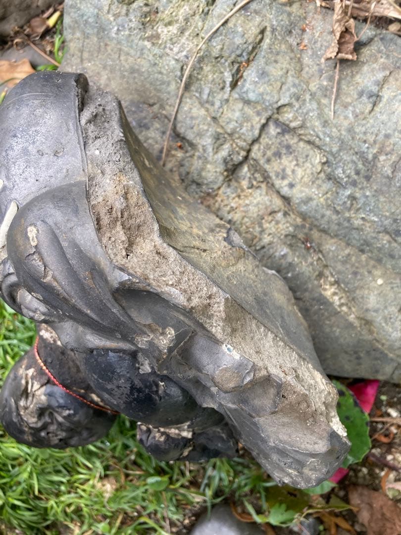 黒い石製の微笑む仏像