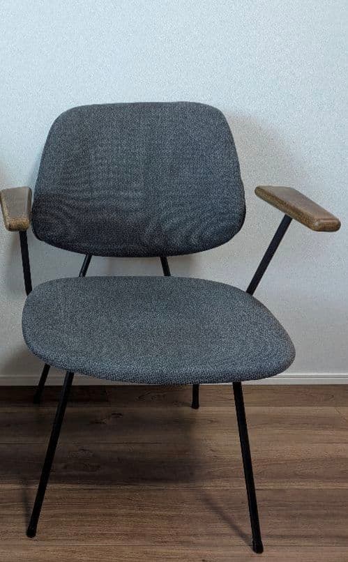 【mash】グレー布製ダイニングチェア アーム付き