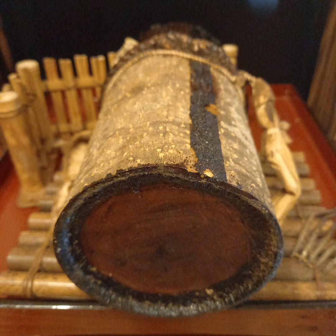 職人さんの使い込まれた漆桶.漆掻壺