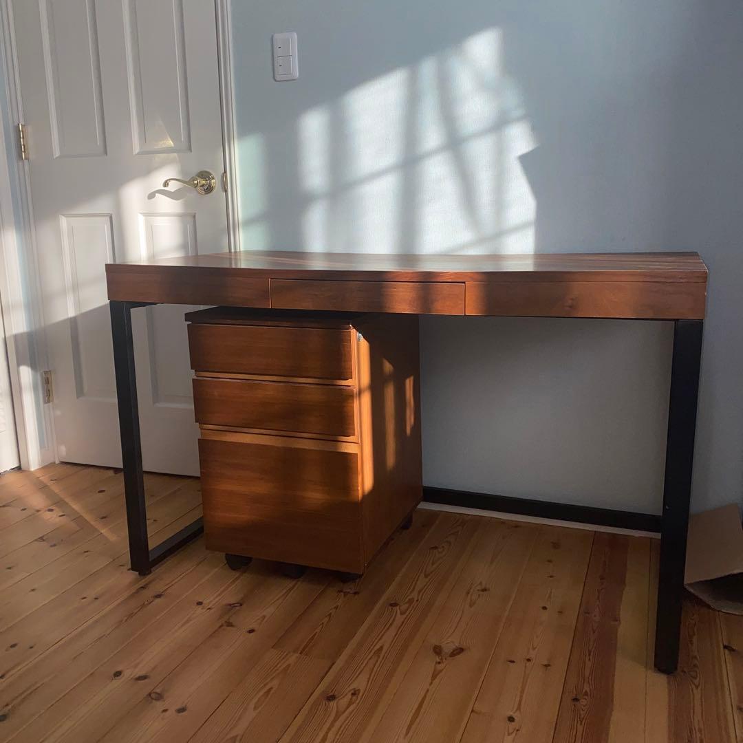 スタイリッシュな学習机　モダン　北欧風