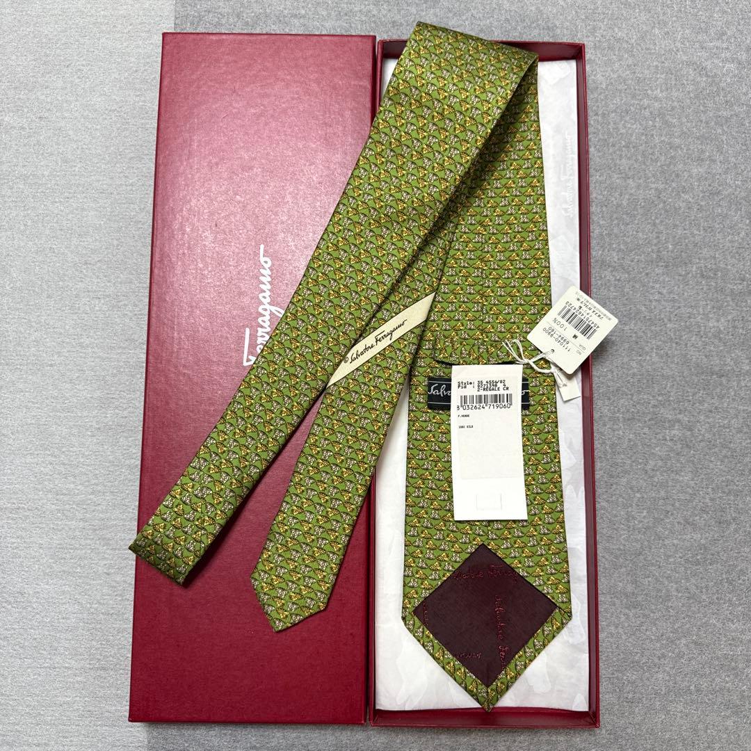 未使用タグ付　サルバトーレフェラガモ　ネクタイ　緑　猫　動物柄