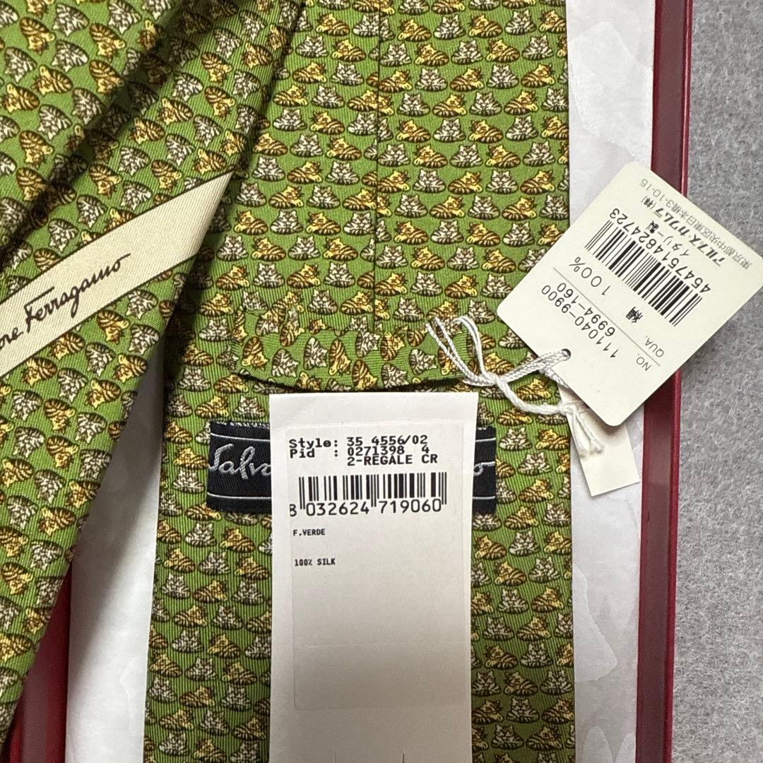 未使用タグ付　サルバトーレフェラガモ　ネクタイ　緑　猫　動物柄