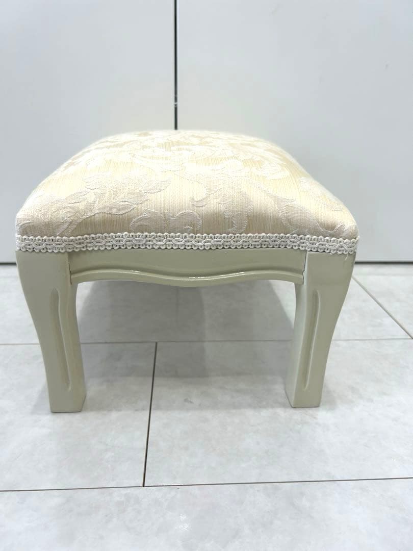 イタリアフットスツール　猫脚ホワイトベージュ　W34✖️D23.5✖️H20.5cm