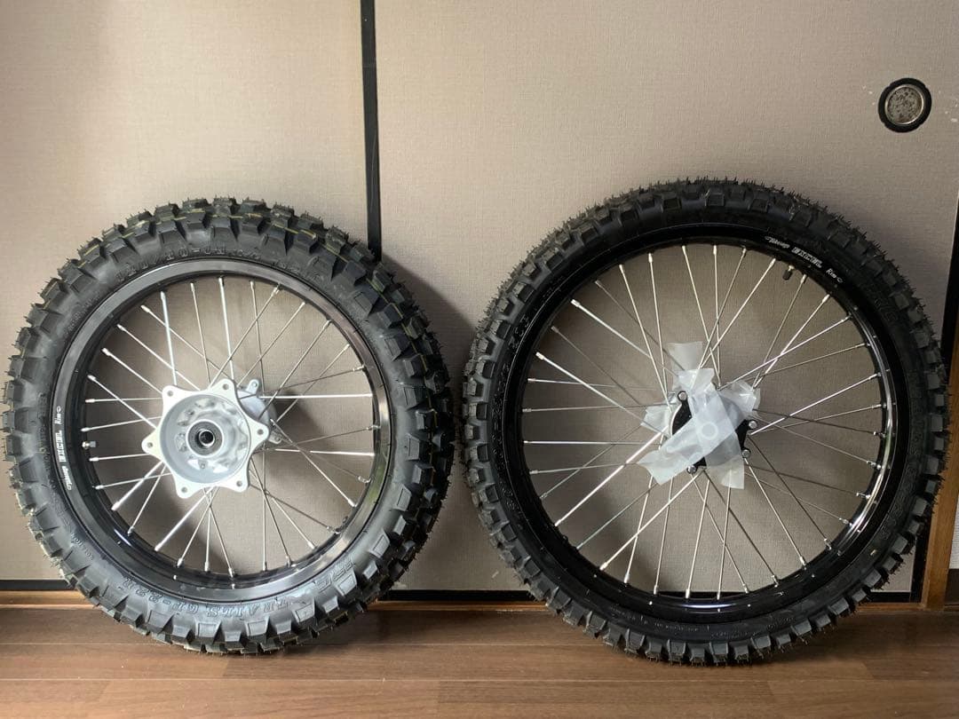 ホンダCRF 250L 2021年モデル以降、タイヤ付き前輪と後輪、