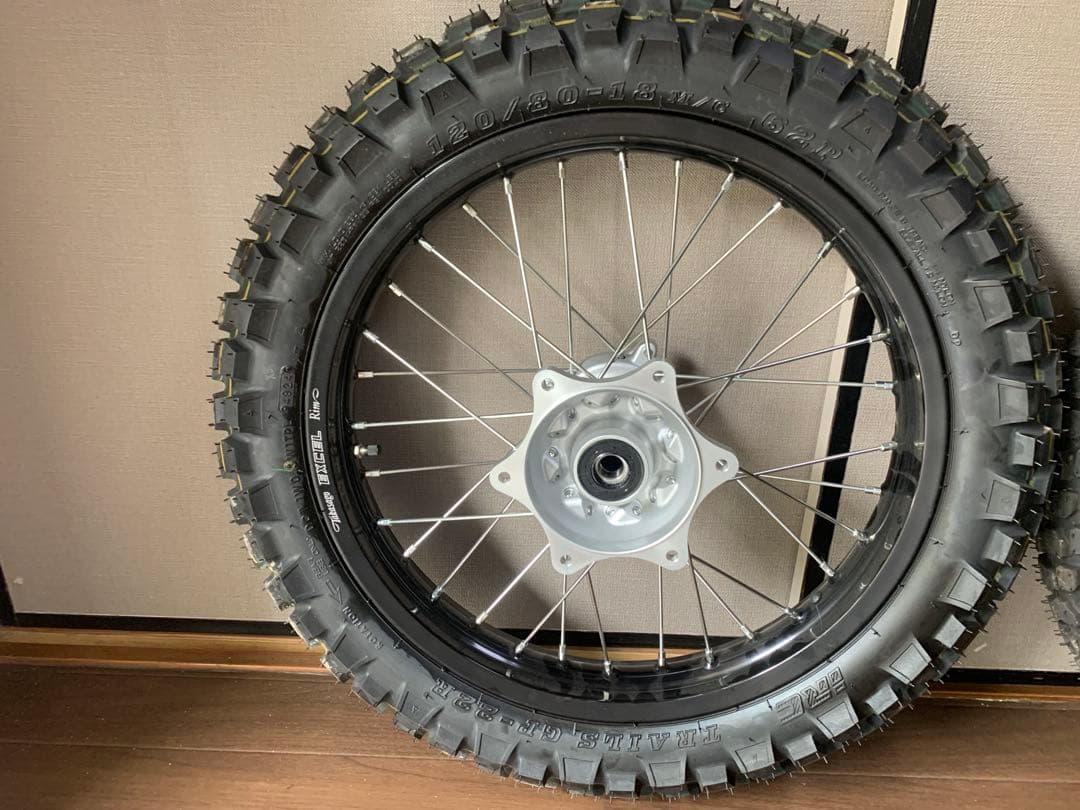 ホンダCRF 250L 2021年モデル以降、タイヤ付き前輪と後輪、