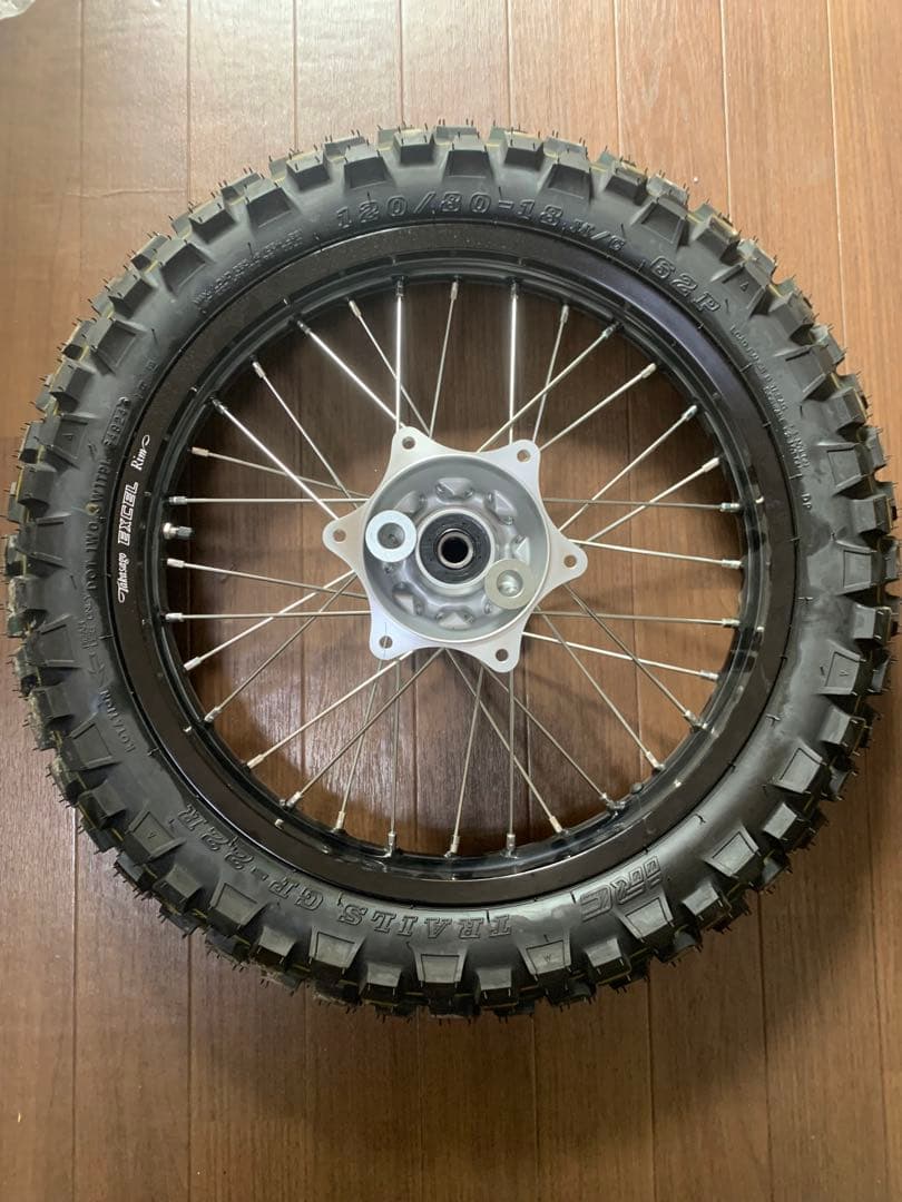 ホンダCRF 250L 2021年モデル以降、タイヤ付き前輪と後輪、