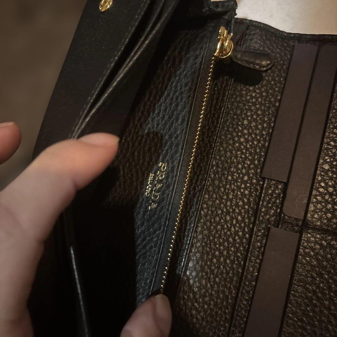 プラダ長財布　二つ折り