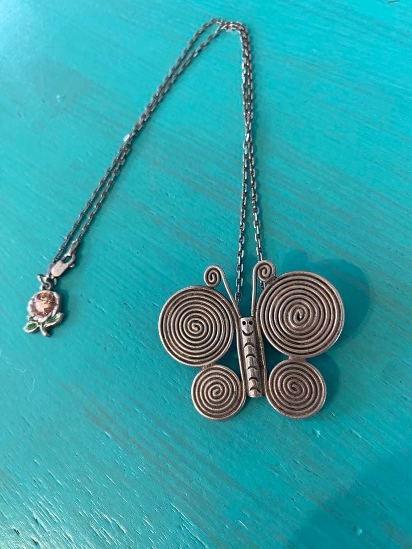カレンシルバー蝶型ペンダント 渦巻きデザイン