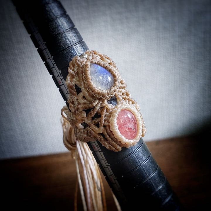 艶々ボリュームリング「インカローズ」と「ムーンストーン」のマクラメ編みリング