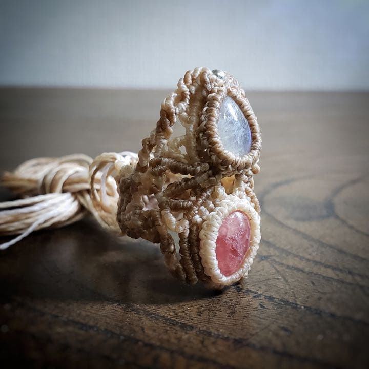 艶々ボリュームリング「インカローズ」と「ムーンストーン」のマクラメ編みリング