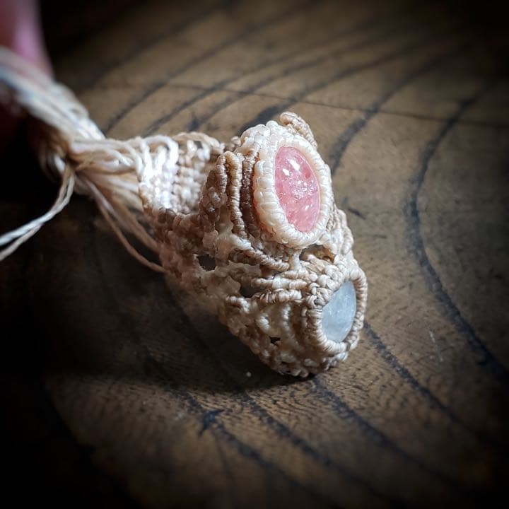 艶々ボリュームリング「インカローズ」と「ムーンストーン」のマクラメ編みリング