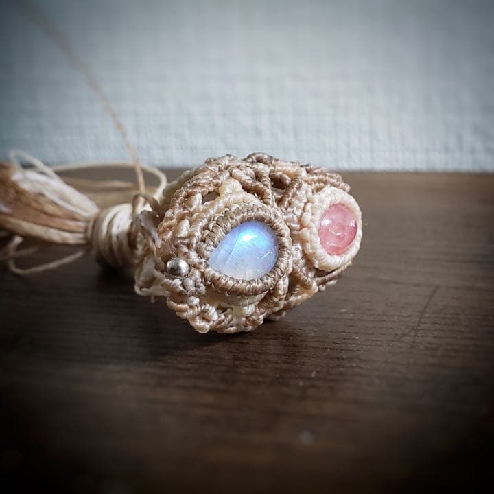 艶々ボリュームリング「インカローズ」と「ムーンストーン」のマクラメ編みリング
