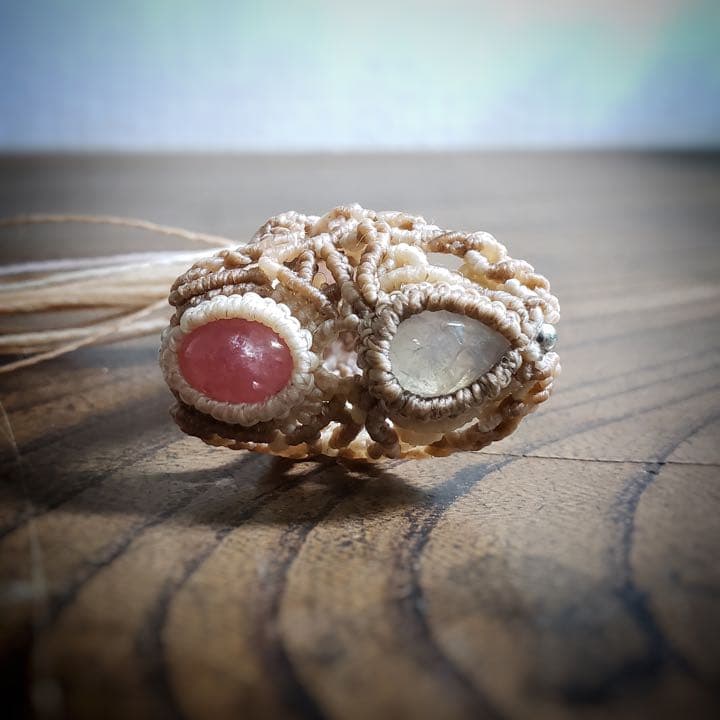 艶々ボリュームリング「インカローズ」と「ムーンストーン」のマクラメ編みリング