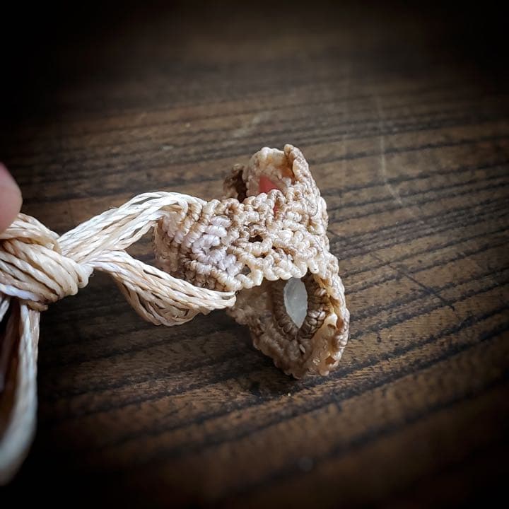 艶々ボリュームリング「インカローズ」と「ムーンストーン」のマクラメ編みリング