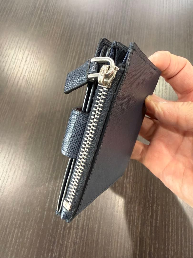 プラダ　二つ折り財布