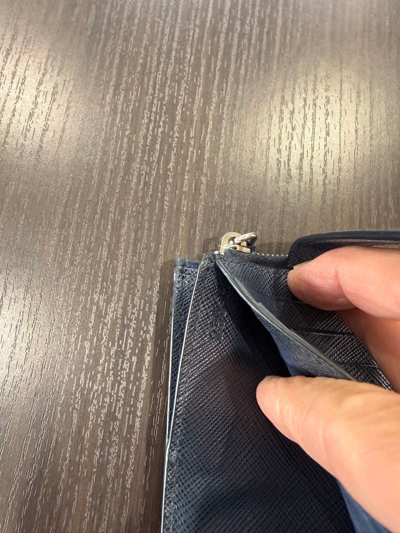 プラダ　二つ折り財布