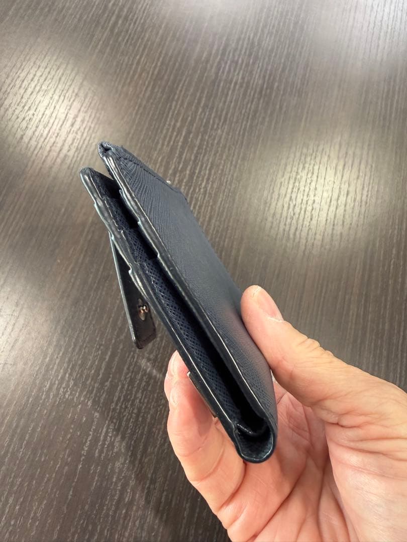 プラダ　二つ折り財布