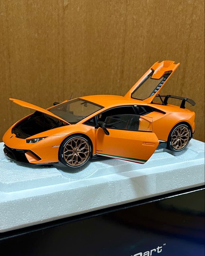 ま*う様 オートアート　ランボルギーニ　ウラカン 1/18スケール
