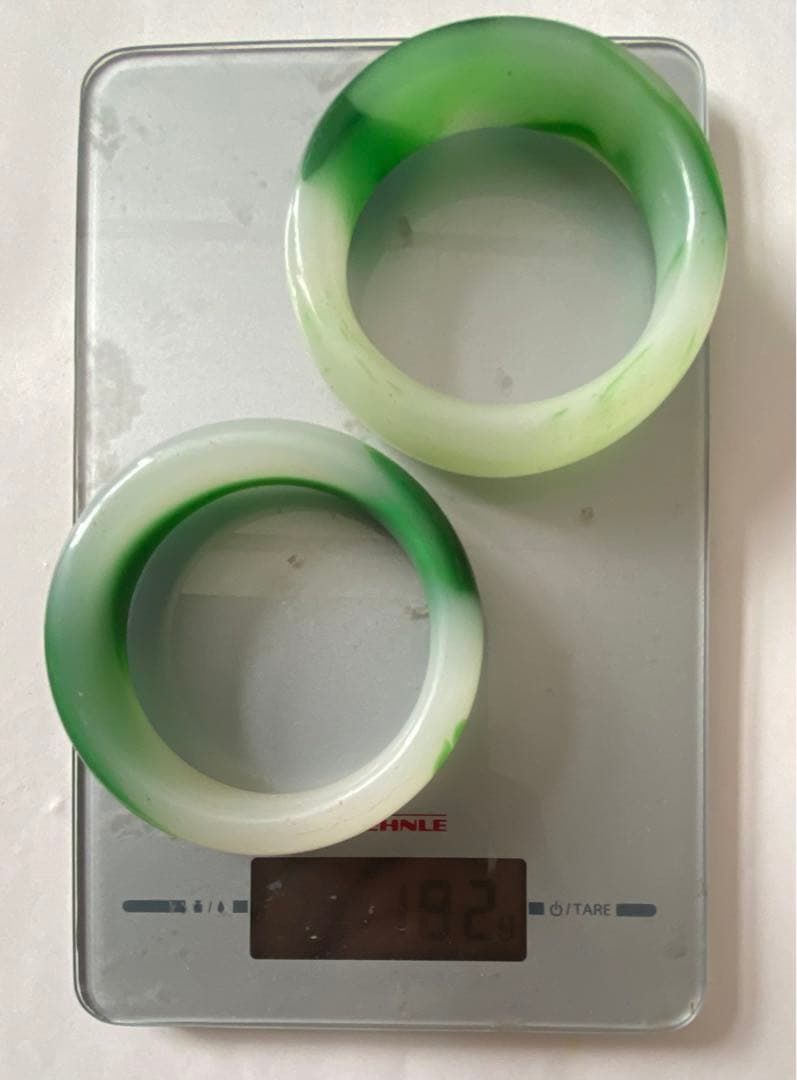 玉の腕輪二つ　綺麗なヒスイ　入手困難