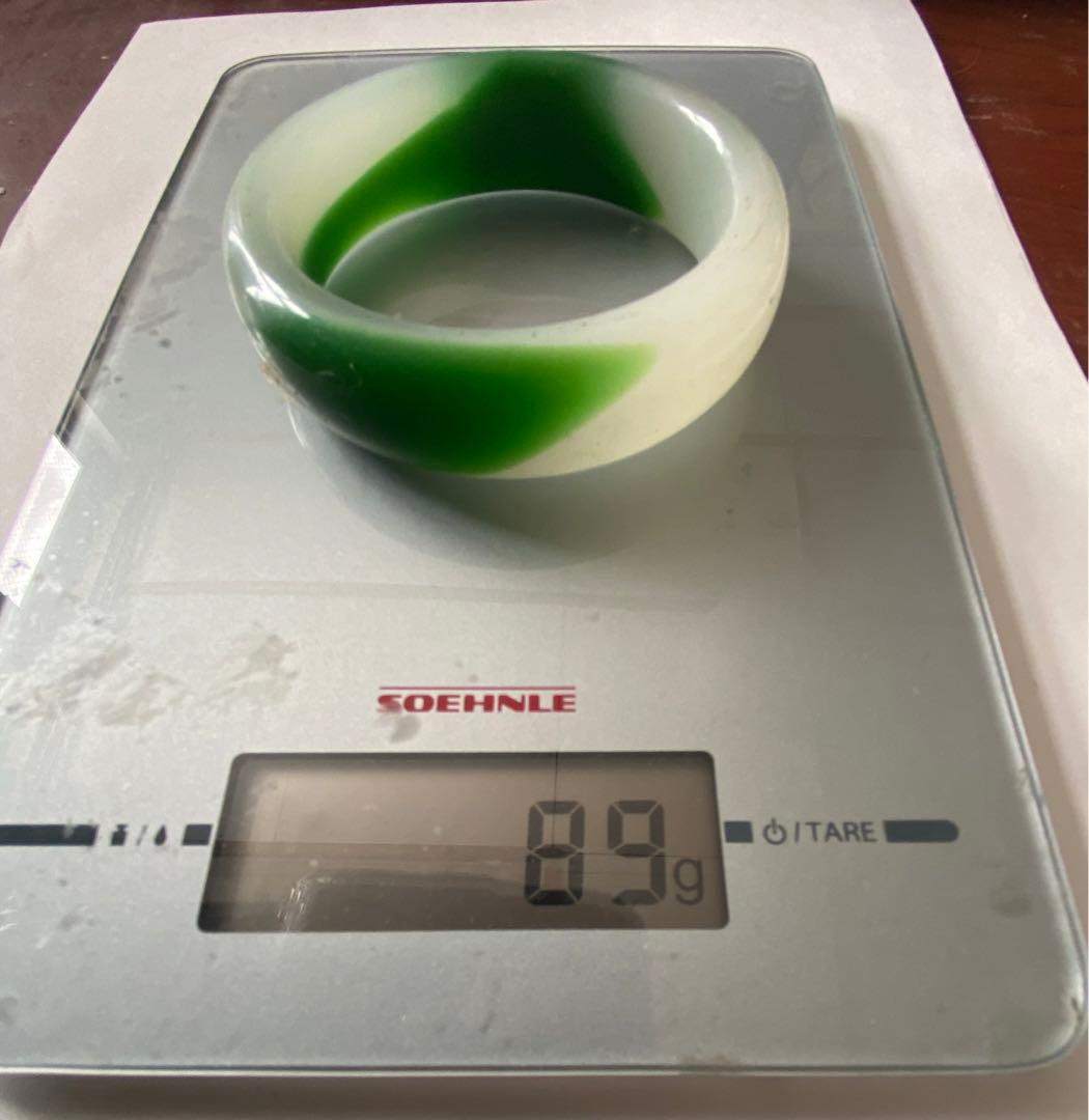 玉の腕輪二つ　綺麗なヒスイ　入手困難