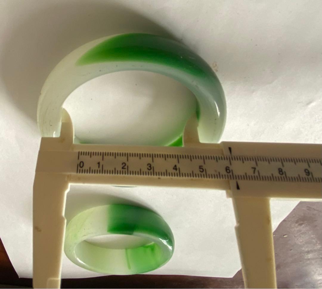 玉の腕輪二つ　綺麗なヒスイ　入手困難