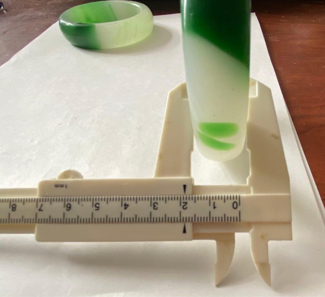 玉の腕輪二つ　綺麗なヒスイ　入手困難