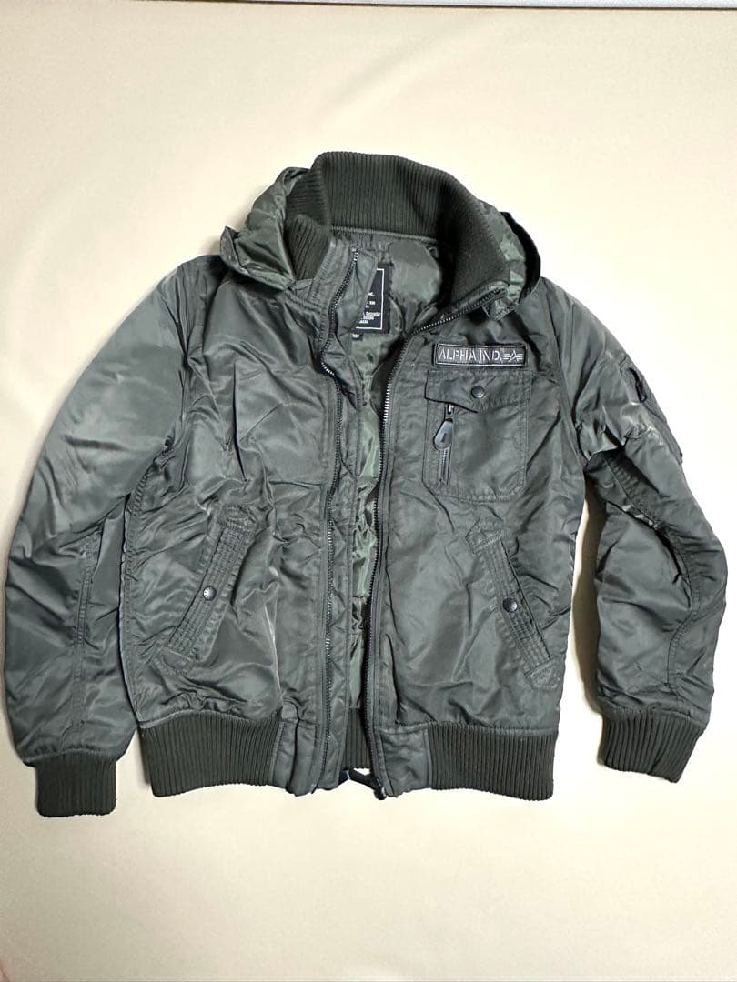 アルファインダストリーズのフライトジャケット（ダークグレー）