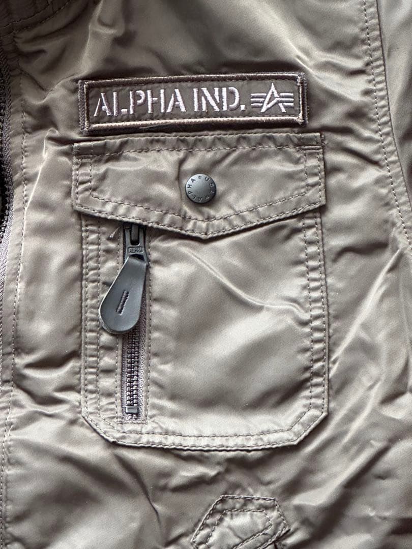 アルファインダストリーズのフライトジャケット（ダークグレー）