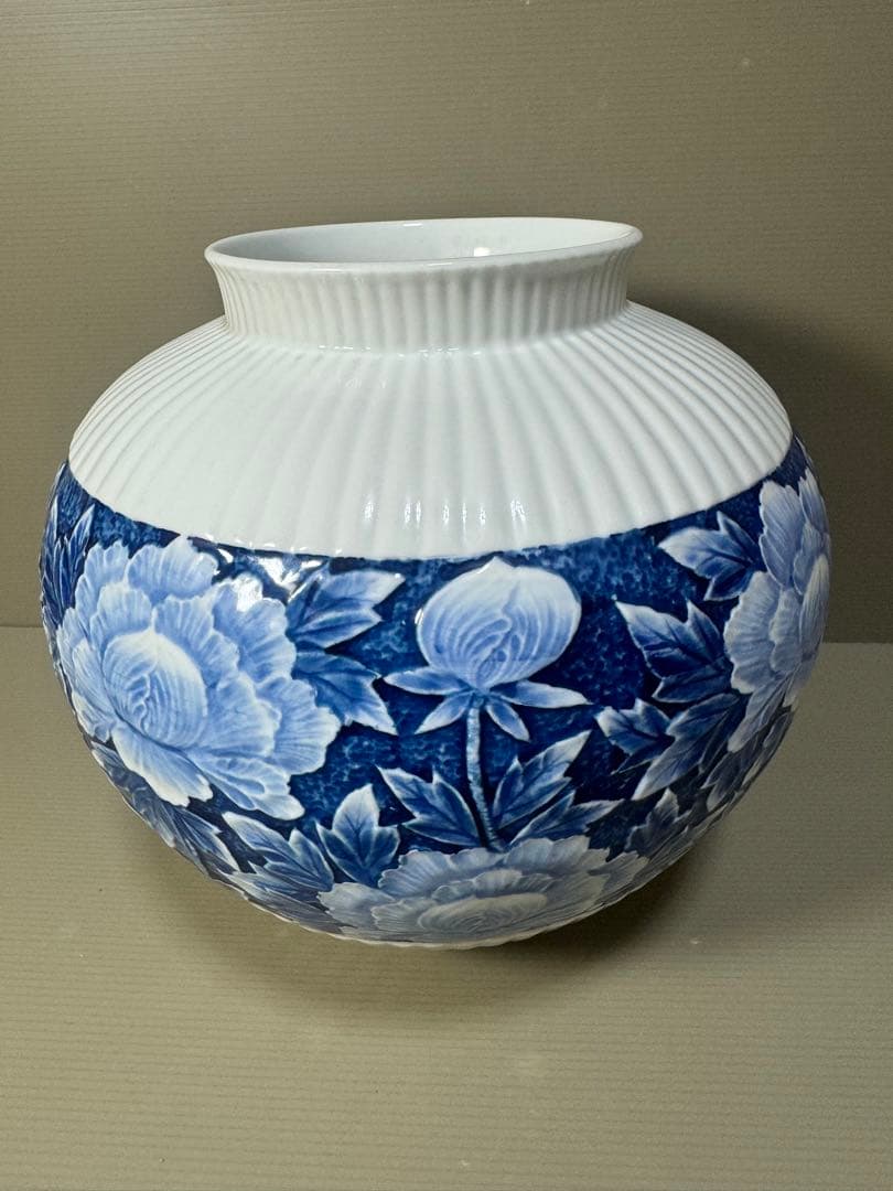 2280 有田焼 名工 緒方松右衛門 作 染付牡丹図 盛上彫文 壺 花瓶