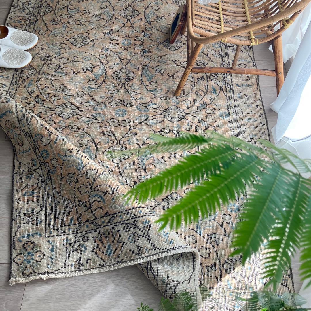 囲みコーラルベージュ✳︎111×211 フローラル　ブルー　トルコヴィンテージラグ