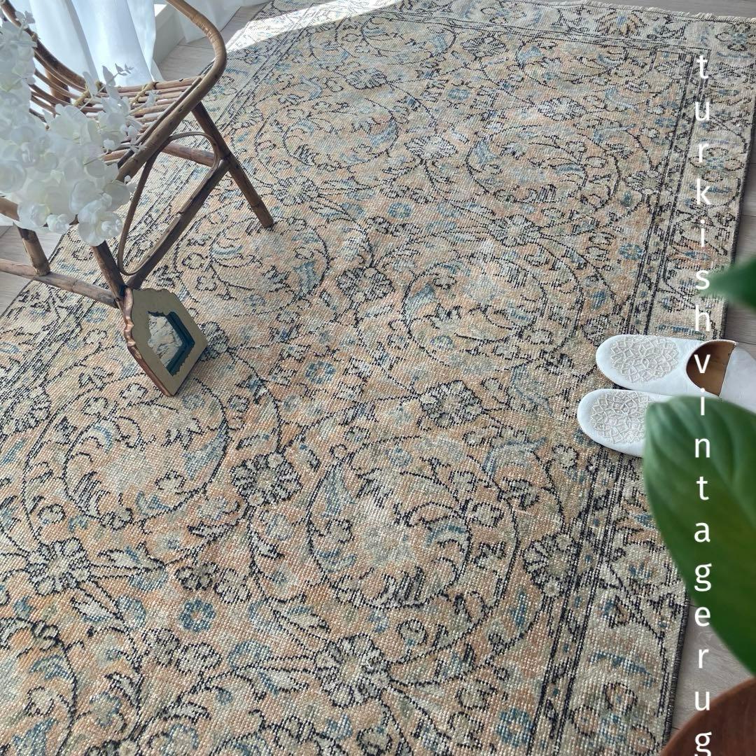 囲みコーラルベージュ✳︎111×211 フローラル　ブルー　トルコヴィンテージラグ