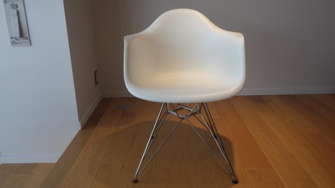 イームズ　プラスチックシェルアームチェア1　ホワイト