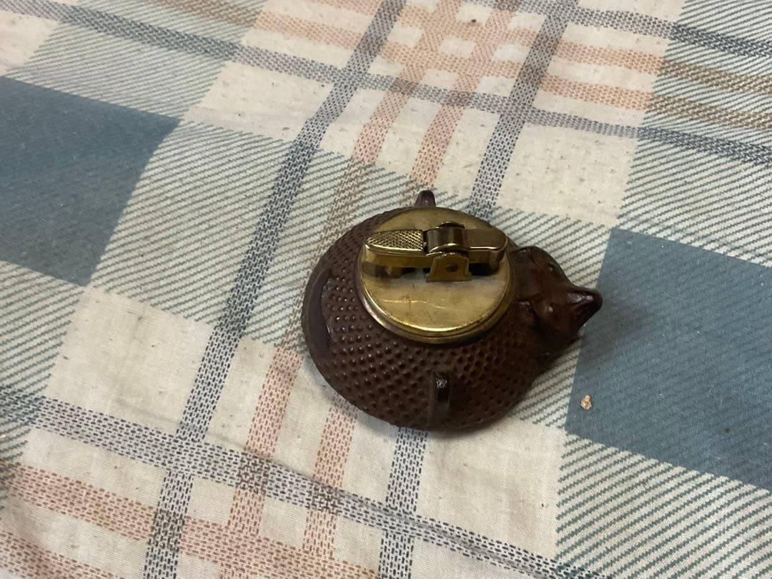 鹿の描かれた灰皿と、南部鉄瓶分福茶釜のライター。【昭和ノスタルジー、素材アルミ】