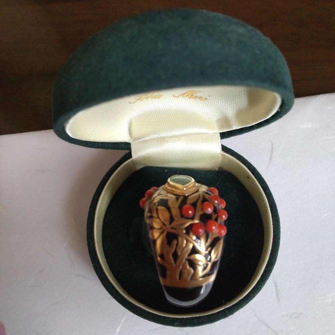 AKIO MORI「べっ甲に植物柄の金蒔絵、赤珊瑚、マーキス型の翡翠の指輪」