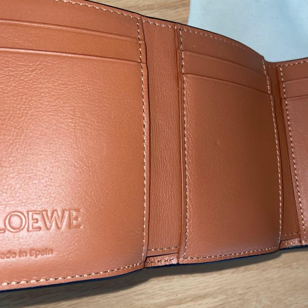 【ラッキーチャーム付き】ロエベ　アナグラム　トライフォールド　ウォレット　タン