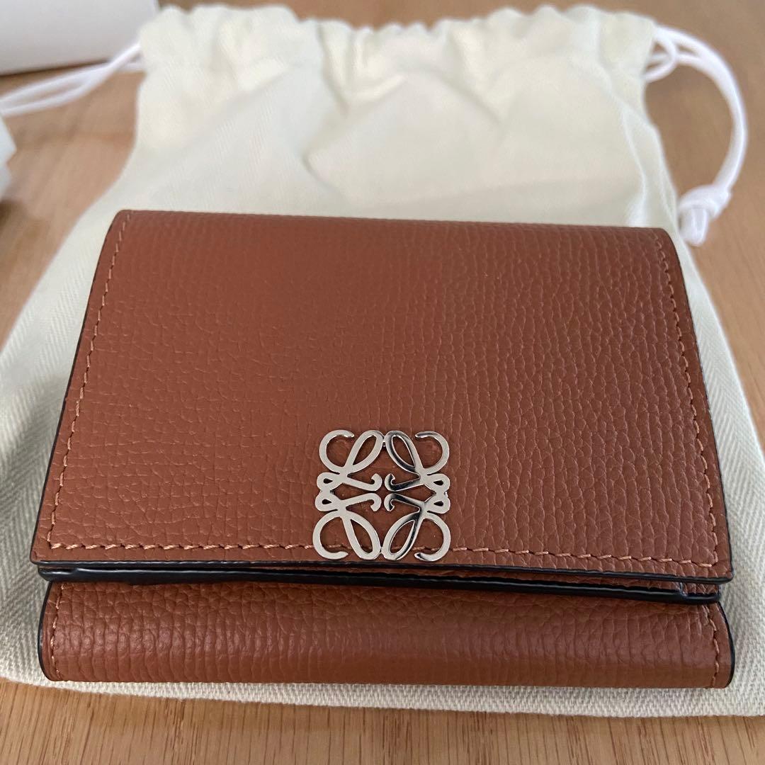 【ラッキーチャーム付き】ロエベ　アナグラム　トライフォールド　ウォレット　タン