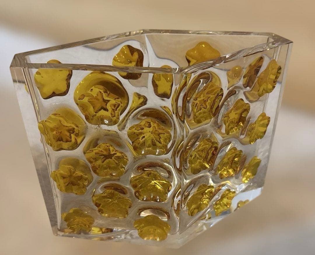ガラス製花瓶 黄色の花模様　立体ガラス　アクセント花器