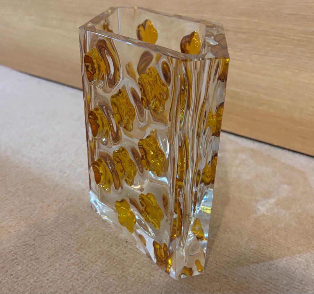 ガラス製花瓶 黄色の花模様　立体ガラス　アクセント花器