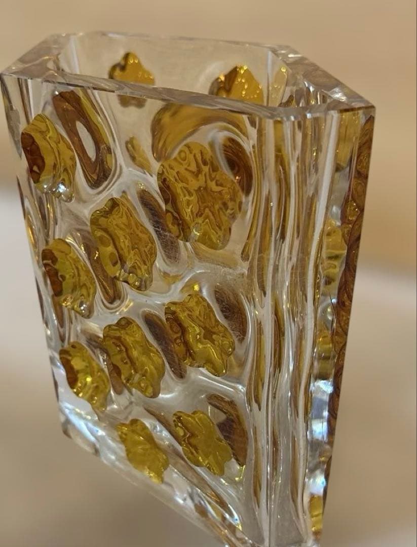 ガラス製花瓶 黄色の花模様　立体ガラス　アクセント花器