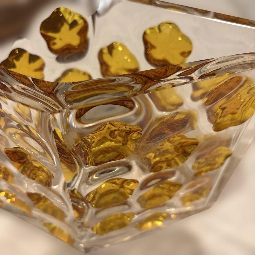 ガラス製花瓶 黄色の花模様　立体ガラス　アクセント花器