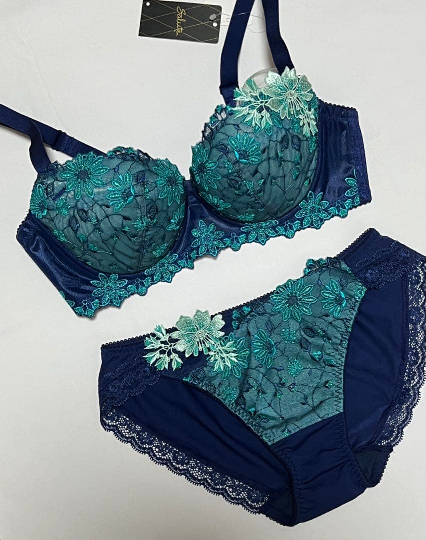 ワコール　サルート　ブラジャーD70とショーツMのセット　新品タグ付き