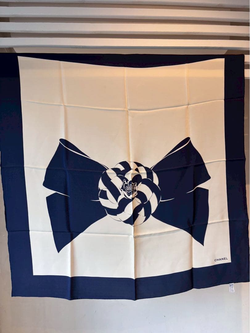 【極美品】CHANEL シルクスカーフ カメリアデザイン クリーム＆ネイビー