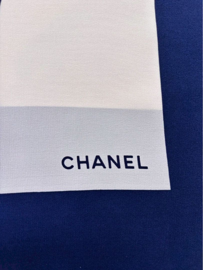 【極美品】CHANEL シルクスカーフ カメリアデザイン クリーム＆ネイビー