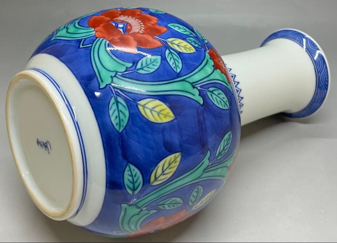 人間国宝　十三代　今泉今右衛門　色鍋島牡丹唐草文花瓶　四方桟共箱　共布　L36