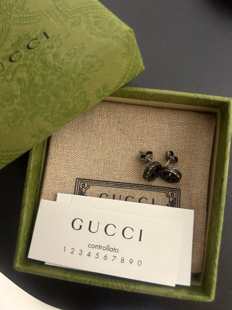 GUCCI ブラック スタッドピアス