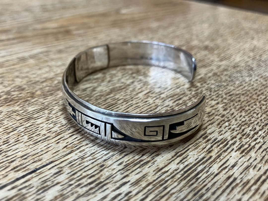 Hopiホピ族Berra Tawahongvaベラタワホングバ シルバーバングル