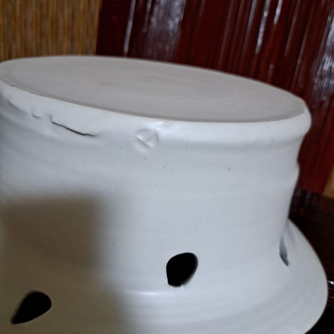 黒田泰蔵の白磁の楕円形器穴あきデザイン