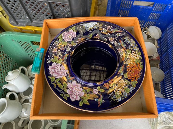 せともの焼きの磁器の灰皿です。