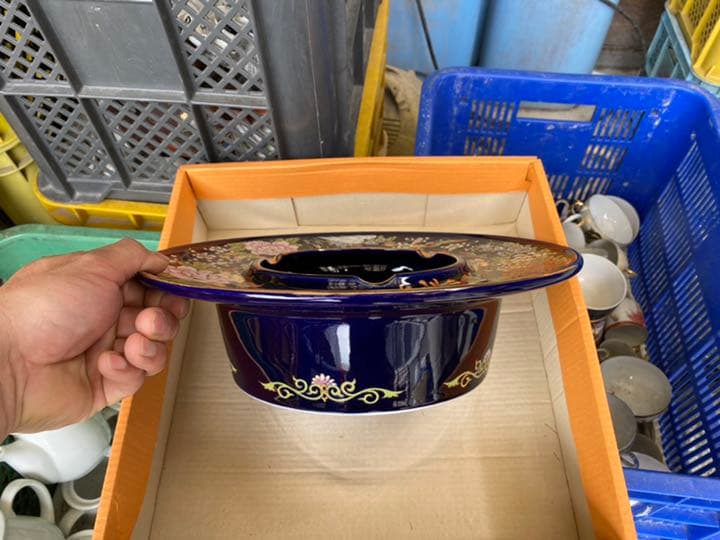 せともの焼きの磁器の灰皿です。